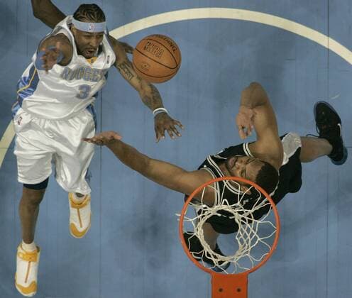 Allen Iverson (Denver Nuggets, li.) gegen Robert Horry (San Antonio Spurs) - (DEN2007043009) Basketball Herren NBA 2006 2007, Denver Nuggets - San Antonio Spurs 89:96 Gruppe Playoffs, Playoff, Play Offs, Off Denver Dynamik, Basketball Herren NBA 2006 2007, Denver Nuggets - San Antonio Spurs 89:96 Gruppe Playoffs, Playoff, Play Offs, Off Denver Dynamik,