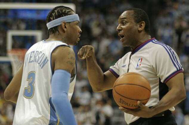 Allen Iverson (Denver Nuggets) diskutiert mit Schiedsrichter Eddie F. Rush -  (DEN2007043017) Basketball Herren NBA 2006 2007 Gruppe Playoffs, Playoff, Play Offs, Off Denver Basketball Herren NBA 2006 2007 Gruppe Playoffs, Playoff, Play Offs, Off Denver
