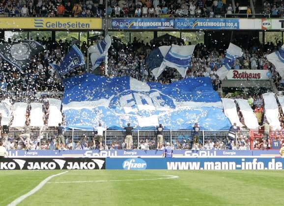 Karlsruher Fans feiern ihr Idol Trainer Edmund Ede Becker Fußball 2. BL Herren Saison 2006 2007, Karlsruher SC, KSC, Feier, feiern, Aufstiegsfeier, Aufstieg, Aufsteiger Totale Konfetti, Konfettiregen, Stimmung, Atmosphäre Karlsruhe Begeisterung, Freude, Fußball 2. BL Herren Saison 2006 2007, Karlsruher SC, KSC, Feier, feiern, Aufstiegsfeier, Aufstieg, Aufsteiger Totale Konfetti, Konfettiregen, Stimmung, Atmosphäre Karlsruhe Begeisterung, Freude,
