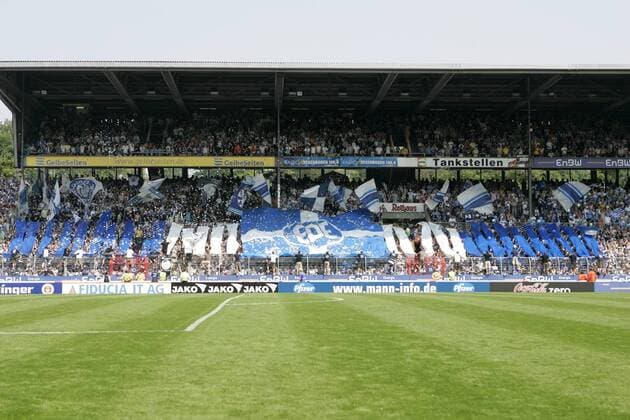 Karlsruher Fans feiern ihr Idol Trainer Edmund Ede Becker nach dem gelungenen Aufstieg 2007 Fußball 2. BL Herren Saison 2006 2007, Karlsruher SC, KSC, Feier, feiern, Aufstiegsfeier, Aufstieg, Aufsteiger Totale Konfetti, Konfettiregen Karlsruhe Begeisterung, Freude, Fußball 2. BL Herren Saison 2006 2007, Karlsruher SC, KSC, Feier, feiern, Aufstiegsfeier, Aufstieg, Aufsteiger Totale Konfetti, Konfettiregen Karlsruhe Begeisterung, Freude,