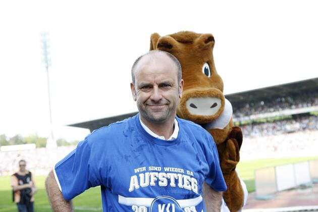 Trainer Edmund Becker (Karlsruhe) freut sich über den vollbrachten Aufstieg 2007 Fußball 2. BL Herren Saison 2006 2007, Karlsruher SC, KSC, Feier, feiern, Aufstiegsfeier, Aufstieg, Aufsteiger Einzelbild Karlsruhe Freude, Fußball 2. BL Herren Saison 2006 2007, Karlsruher SC, KSC, Feier, feiern, Aufstiegsfeier, Aufstieg, Aufsteiger Einzelbild Karlsruhe Freude,