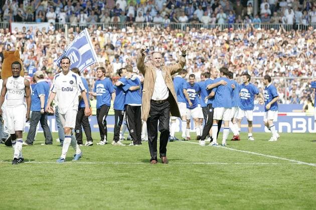 Manager Rolf Dohmen (re.) feiert mit Massimilian Porcello (Mitte) und Godfried Aduobe (alle Karlsruhe) den Aufstieg in die Bundesliga 2007 Fußball 2. BL Herren Saison 2006 2007, Karlsruher SC, KSC, Feier, feiern, Aufstiegsfeier, Aufstieg, Aufsteiger Totale Karlsruhe Begeisterung, Freude, Fußball 2. BL Herren Saison 2006 2007, Karlsruher SC, KSC, Feier, feiern, Aufstiegsfeier, Aufstieg, Aufsteiger Totale Karlsruhe Begeisterung, Freude,