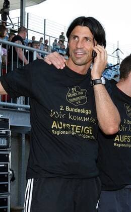 Manager Bruno Hübner kann per Telefon stolz verkünden: der SV Wehen steigt in die 2. Bundesliga auf! Fußball Herren Regionalliga Süd 2006 2007, 3. Liga, SV Wehen, Aufstieg, Aufsteiger Einzelbild Pirmasens Freude, Fußball Herren Regionalliga Süd 2006 2007, 3. Liga, SV Wehen, Aufstieg, Aufsteiger Einzelbild Pirmasens Freude,
