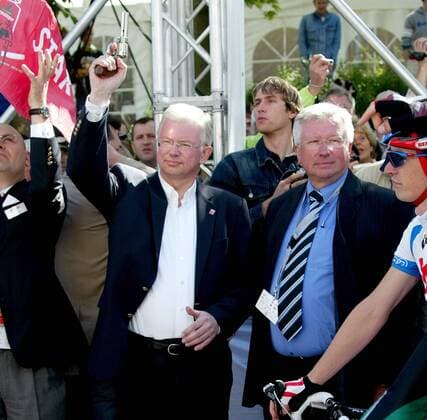 Hessens Ministerpräsident Roland Koch (CDU, li.) und Veranstalter Bernd Moos Achenbach (beide Deutschland) geben gemeinsam das Rennen frei Radsport Herren Rund um den Henninger Turm 2007, Straßenradsport, Straße, Rad Gruppe Frankfurt M. Radsport Herren Rund um den Henninger Turm 2007, Straßenradsport, Straße, Rad Gruppe Frankfurt M.