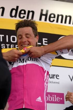 Patrick Sinkewitz (Deutschland T Mobile) streift sich nach dem Rennen Rund um den Henninger Turm 2007 das Siegertrikot über Radsport Herren Rund um den Henninger Turm 2007, Straßenradsport, Straße, Rad Einzelbild Frankfurt M. Glück, Freude, Radsport Herren Rund um den Henninger Turm 2007, Straßenradsport, Straße, Rad Einzelbild Frankfurt M. Glück, Freude,