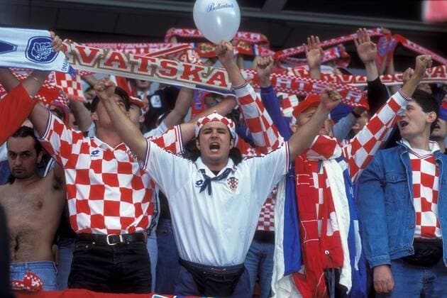 Kroatische Fans feuern ihr Team lautstark an Fußball Länderspiel Herren EM 1996, Nationalmannschaft, Gruppe D, Kroatien, Vdia Gruppe Nottingham Freude, Begeisterung, Fußball Länderspiel Herren EM 1996, Nationalmannschaft, Gruppe D, Kroatien, Vdia Gruppe Nottingham Freude, Begeisterung,