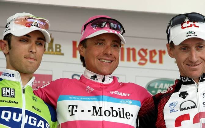 Siegerehrung Rund um den Henninger Turm 2007: Sieger Patrick Sinkewitz (Deutschland T Mobile, Mitte) zwischen Kurt Asle Arvesen (Norwegen CSC, re.) und Dario Cataldo (Italien Liquigas) Radsport Herren Rund um den Henninger Turm 2007, Straßenradsport, Straße, Rad, Gruppe Frankfurt M. Radsport Herren Rund um den Henninger Turm 2007, Straßenradsport, Straße, Rad, Gruppe Frankfurt M.