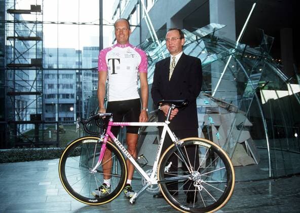 Bjarne Riis (Dänemark, li.) und Teamchef Walter Godefroot (Belgien beide Team Telekom) Radsport Herren Straßenradsport 1996, Straße, Rad, Präsentation, Pressetermin Gruppe Bonn Radsport Herren Straßenradsport 1996, Straße, Rad, Präsentation, Pressetermin Gruppe Bonn