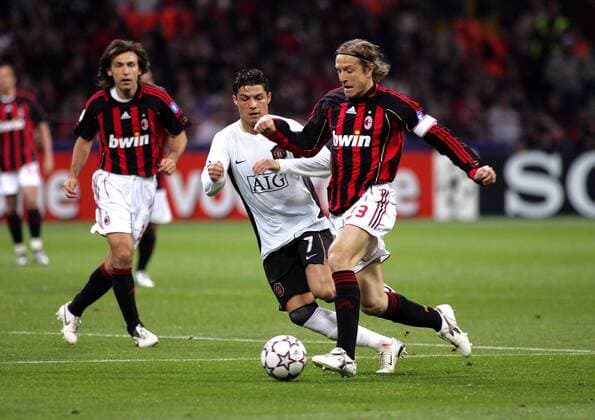 Massimo Ambrosini (AC Mailand, re.) gegen Cristiano Ronaldo (Manchester United) - Fußball EC 1 Herren Champions League 2006 2007, Halbfinale, AC Mailand - Manchester United 3:0, Milan, ManU Gruppe Mailand Dynamik, Fußball EC 1 Herren Champions League 2006 2007, Halbfinale, AC Mailand - Manchester United 3:0, Milan, ManU Gruppe Mailand Dynamik,