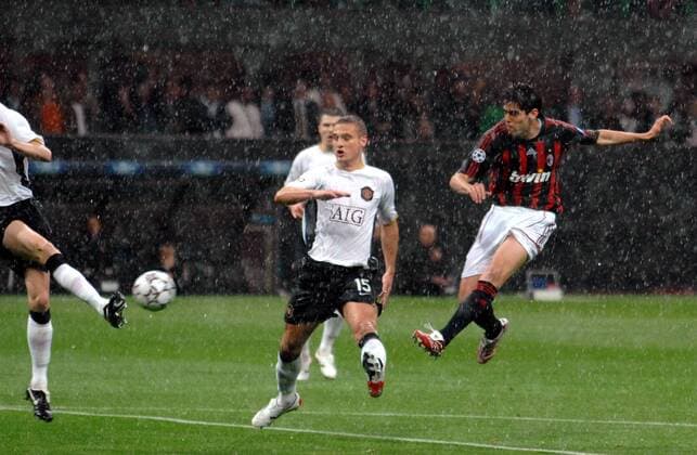 Kaka (AC Mailand, re.) trifft zum 1:0 gegen Nemanja Vidic (Manchester United) - Fußball EC 1 Herren Champions League 2006 2007, Halbfinale, AC Mailand - Manchester United 3:0, Milan, ManU Gruppe Mailand Dynamik, Fußball EC 1 Herren Champions League 2006 2007, Halbfinale, AC Mailand - Manchester United 3:0, Milan, ManU Gruppe Mailand Dynamik,