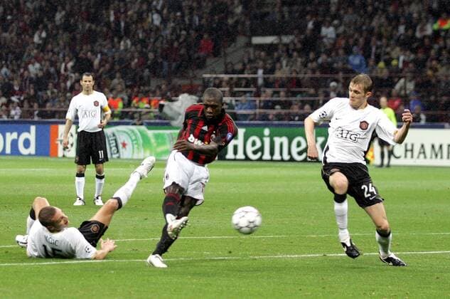 Clarence Seedorf (AC Mailand, Mitte) trifft zum 2:0 gegen Nemanja Vidic (li.) und Darren Fletcher (beide Manchester United) - Fußball EC 1 Herren Champions League 2006 2007, Halbfinale, AC Mailand - Manchester United 3:0, Milan, ManU Gruppe Mailand Dynamik, Fußball EC 1 Herren Champions League 2006 2007, Halbfinale, AC Mailand - Manchester United 3:0, Milan, ManU Gruppe Mailand Dynamik,