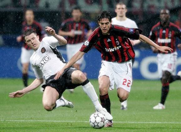 Kaka (AC Mailand, re.) gegen Michael Carrick (Manchester United) -  Fußball EC 1 Herren Champions League 2006 2007, AC Milan - Manchester United 3:0, ManU, Halbfinale Gruppe Regen, Regenspiel Mailand Dynamik, Kampf, Fußball EC 1 Herren Champions League 2006 2007, AC Milan - Manchester United 3:0, ManU, Halbfinale Gruppe Regen, Regenspiel Mailand Dynamik, Kampf,