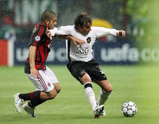 Gabriel Heinze (Manchester United, re.) gegen Gennaro Gattuso (AC Mailand) -  Fußball EC 1 Herren Champions League 2006 2007, AC Milan - Manchester United 3:0, ManU, Halbfinale Gruppe Regen, Regenspiel Mailand Dynamik, Fußball EC 1 Herren Champions League 2006 2007, AC Milan - Manchester United 3:0, ManU, Halbfinale Gruppe Regen, Regenspiel Mailand Dynamik,
