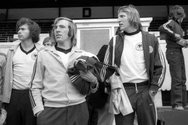 Stadionbesichtigung kurz nach der Ankunft am Spielort v.li.: Paul Breitner, Günter Netzer und Torwart Wolfgang Kleff (alle BR Deutschland) Fußball Länderspiel Herren EM 1972, Nationalmannschaft, BRD, Halbfinale, Vneg Vsw Gruppe Deurne Antwerpen Fußball Länderspiel Herren EM 1972, Nationalmannschaft, BRD, Halbfinale, Vneg Vsw Gruppe Deurne Antwerpen