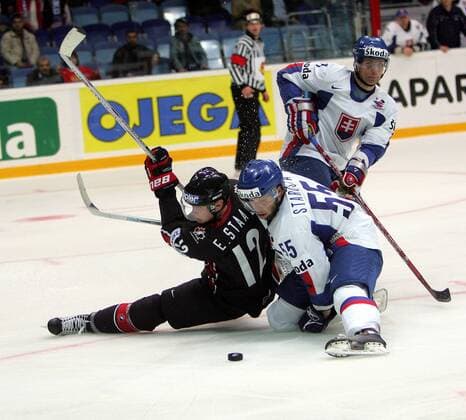 Rick Nash (Kanada, li.) gegen Tomas Starosta (Slowakei, Mitte) - Eishockey WM Herren WM 2007, Länderspiel, Nationalmannschaft, Nationaltrikot, Kanada - Slowakei 5:4 Gruppe Mytischi, Moskau Dynamik, Eishockey WM Herren WM 2007, Länderspiel, Nationalmannschaft, Nationaltrikot, Kanada - Slowakei 5:4 Gruppe Mytischi, Moskau Dynamik,