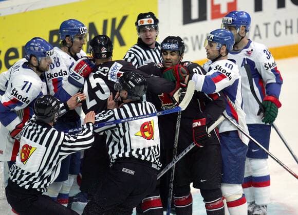 Schiedsrichter versuchen das Gerangel zwischen Kanada und Slowakei zu verhindern - Eishockey WM Herren WM 2007, Länderspiel, Nationalmannschaft, Nationaltrikot, Kanada - Slowakei 5:4 Gruppe Mytischi, Moskau Spannung, Eishockey WM Herren WM 2007, Länderspiel, Nationalmannschaft, Nationaltrikot, Kanada - Slowakei 5:4 Gruppe Mytischi, Moskau Spannung,