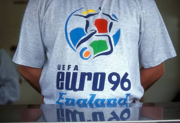 Offizielles T Shirt der UEFA Euro 96 mit dem Turnierlogo Fußball Herren EM 1996, Vdia Einzelbild Fußball Herren EM 1996, Vdia Einzelbild