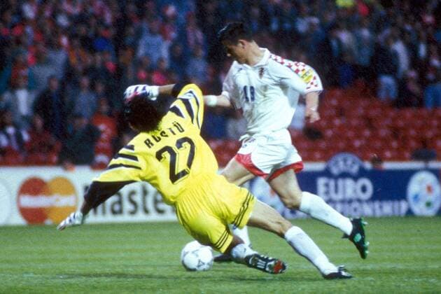 Goran Vlaovic (Kroatien) umkurvt Torwart Rüstü Recber (Türkei) und trifft zum 1:0 Fußball Länderspiel Herren EM 1996, Nationalmannschaft, Nationaltrikot, Gruppe D, Kroatien - Türkei 1:0 Gruppe Nottingham Dynamik, Fußball Länderspiel Herren EM 1996, Nationalmannschaft, Nationaltrikot, Gruppe D, Kroatien - Türkei 1:0 Gruppe Nottingham Dynamik,
