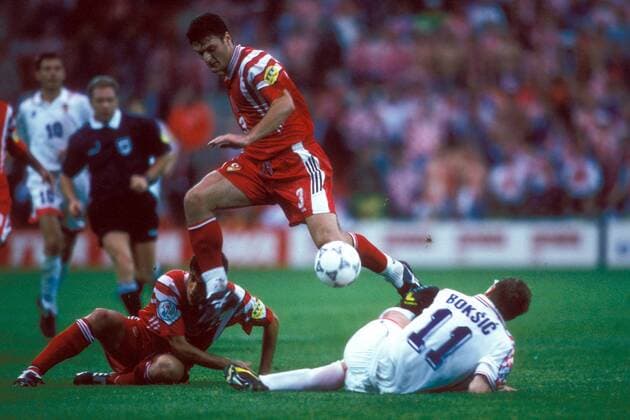 Alpay Özalan (Mitte) und Vedat Inceefe (beide Türkei, li.) gegen Alen Boksic (Kroatien) Fußball Länderspiel Herren EM 1996, Nationalmannschaft, Nationaltrikot, Gruppe D, Kroatien - Türkei 1:0 Gruppe Nottingham Dynamik, Kampf, Fußball Länderspiel Herren EM 1996, Nationalmannschaft, Nationaltrikot, Gruppe D, Kroatien - Türkei 1:0 Gruppe Nottingham Dynamik, Kampf,