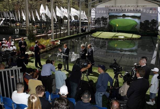 Nachbildung von Loch 17. des TPC Sawgrass Stadium Courses im Rockefeller Center NY - Parallel zur THE PLAYERS Championship können sich Besucher hier am Inselgrün üben - (NYP20070503109) Golf Herren UBS Golf Challenge 2007, PGA Tour, THE PLAYERS Championship, Pressetermin, Vdig Totale o0 TPC at Sawgrass Stadium Course, of New York, NY, N.Y. Golf Herren UBS Golf Challenge 2007, PGA Tour, THE PLAYERS Championship, Pressetermin, Vdig Totale o0 TPC at Sawgrass Stadium Course, of New York, NY, N.Y.