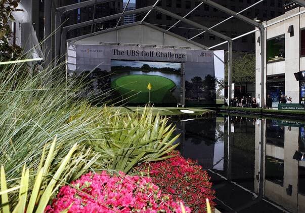 Nachbildung von Loch 17. des TPC Sawgrass Stadium Courses im Rockefeller Center NY - Parallel zur THE PLAYERS Championship können sich Besucher hier am wohl beängstigendsten Schlag des Golfsports üben - (NYP20070503119) Golf Herren UBS Golf Challenge 2007, PGA Tour, THE PLAYERS Championship, Pressetermin, Vdig Totale o0 TPC at Sawgrass Stadium Course, of New York, NY, N.Y. Golf Herren UBS Golf Challenge 2007, PGA Tour, THE PLAYERS Championship, Pressetermin, Vdig Totale o0 TPC at Sawgrass Stadium Course, of New York, NY, N.Y.
