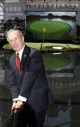 New Yorks Bürgermeister Michael Bloomberg (USA) steht Pate für die Nachbildung von Loch 17. des TPC Sawgrass Stadium Courses im Rockefeller Center - Im Massstab 1:4 gilt es das Inselgrün zu bezwingen- (NYP20070503101) Golf Herren UBS Golf Challenge 2007, PGA Tour, THE PLAYERS Championship, Pressetermin, Vdig Einzelbild New York, NY, N.Y. Golf Herren UBS Golf Challenge 2007, PGA Tour, THE PLAYERS Championship, Pressetermin, Vdig Einzelbild New York, NY, N.Y.
