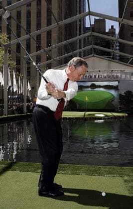 New Yorks Bürgermeister Michael Bloomberg (USA) steht Pate für die Nachbildung von Loch 17. des TPC Sawgrass Stadium Courses im Rockefeller Center - Im Massstab 1:4 gilt es das Inselgrün zu bezwingen- (NYP20070503104) Golf Herren UBS Golf Challenge 2007, PGA Tour, THE PLAYERS Championship, Pressetermin, Vdig Einzelbild o0 TPC at Sawgrass Stadium Course, of New York, NY, N.Y. Golf Herren UBS Golf Challenge 2007, PGA Tour, THE PLAYERS Championship, Pressetermin, Vdig Einzelbild o0 TPC at Sawgrass Stadium Course, of New York, NY, N.Y.