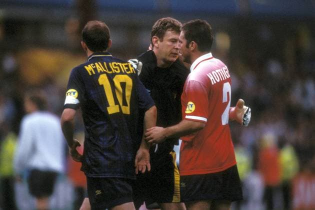 Torwart Andy Goram (Mitte) umarmt Ally McCoist (re.) im schweizer Trikot, daneben Gary McAllister (Schottland) enttäuscht Fußball Länderspiel Herren EM 1996, Nationalmannschaft, Nationaltrikot, Gruppe A, Schottland - Schweiz 1:0 Gruppe Birmingham Fußball Länderspiel Herren EM 1996, Nationalmannschaft, Nationaltrikot, Gruppe A, Schottland - Schweiz 1:0 Gruppe Birmingham