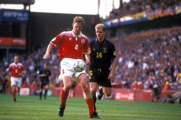 Stephane Henchoz (Schweiz, li.) gegen Gordon Durie (Schottland) Fußball Länderspiel Herren EM 1996, Nationalmannschaft, Nationaltrikot, Gruppe A, Schottland - Schweiz 1:0 Gruppe Birmingham Fußball Länderspiel Herren EM 1996, Nationalmannschaft, Nationaltrikot, Gruppe A, Schottland - Schweiz 1:0 Gruppe Birmingham