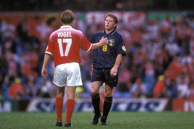 Stuart McCall (Schottland, re.) und Johann Vogel (Schweiz) verabschieden sich Fußball Länderspiel Herren EM 1996, Nationalmannschaft, Nationaltrikot, Gruppe A, Schottland - Schweiz 1:0 Gruppe Birmingham Harmonie, Fußball Länderspiel Herren EM 1996, Nationalmannschaft, Nationaltrikot, Gruppe A, Schottland - Schweiz 1:0 Gruppe Birmingham Harmonie,