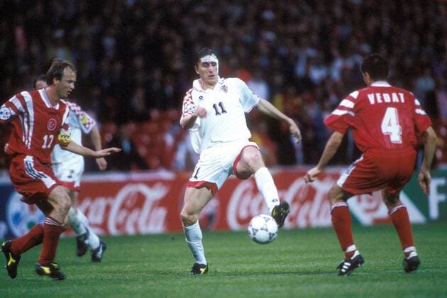 Alen Boksic (Kroatien, Mitte) am Ball, daneben Abdullah Ercan (li.) und Vedat Inceefe (beide Türkei) Fußball Länderspiel Herren EM 1996, Nationalmannschaft, Nationaltrikot, Gruppe D, Kroatien - Türkei 1:0 Gruppe Nottingham Dynamik, Fußball Länderspiel Herren EM 1996, Nationalmannschaft, Nationaltrikot, Gruppe D, Kroatien - Türkei 1:0 Gruppe Nottingham Dynamik,