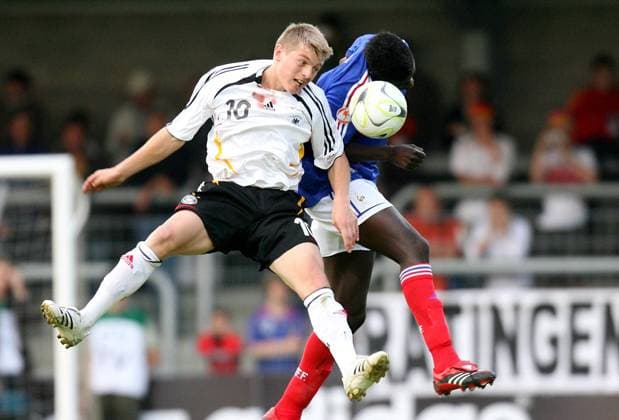 Toni Kroos (Deutschland U17, li.) gegen Alfred N Diaye (Frankreich U17) Fußball EM Herren U 17 Europameisterschaft 2007, Nationalteam, Nationaltrikot, Nachwuchs, Jugend, Junioren Länderspiel Gruppe Frankreich - Deutschland 2:1 Eupen Dynamik, Fußball EM Herren U 17 Europameisterschaft 2007, Nationalteam, Nationaltrikot, Nachwuchs, Jugend, Junioren Länderspiel Gruppe Frankreich - Deutschland 2:1 Eupen Dynamik,