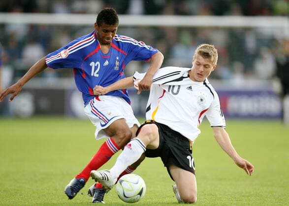 Toni Kroos (Deutschland U17, re.) gegen Yann M Vila (Frankreich U17) Fußball EM Herren U 17 Europameisterschaft 2007, Nationalteam, Nationaltrikot, Nachwuchs, Jugend, Junioren Länderspiel Gruppe Frankreich - Deutschland 2:1 Eupen Dynamik, Fußball EM Herren U 17 Europameisterschaft 2007, Nationalteam, Nationaltrikot, Nachwuchs, Jugend, Junioren Länderspiel Gruppe Frankreich - Deutschland 2:1 Eupen Dynamik,
