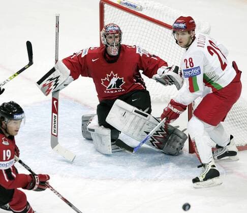 Torwart Cam Ward (Kanada) gegen Konstantin Koltsov (Weißrußland) Eishockey WM Herren WM 2007, Länderspiel, Nationalteam, Nationaltrikot, Kanada - Weißrußland 6:3 Gruppe Moskau Dynamik, Eishockey WM Herren WM 2007, Länderspiel, Nationalteam, Nationaltrikot, Kanada - Weißrußland 6:3 Gruppe Moskau Dynamik,
