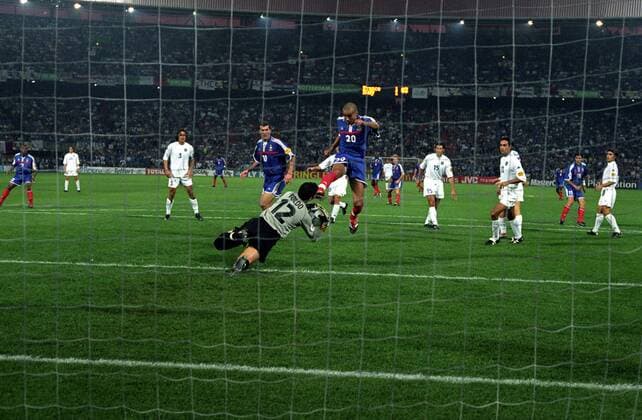 Fußball, EM Finale 2000 in Rotterdam, Frankreich - Italien 2-1 n.V. Torwart Francesco Toldo (Italien) fängt den Ball vor David Trezeguet (Mitte), daneben schaut Zinedine Zidane (beide Frankreich, 3.v.li.) zu - Fußball Länderspiel Herren EM 2000, Nationalmannschaft, Nationaltrikot, Finale, Endspiel, Frankreich - Italien 2:1 n.V. Totale Rotterdam Abwehr, Dynamik, Fußball Länderspiel Herren EM 2000, Nationalmannschaft, Nationaltrikot, Finale, Endspiel, Frankreich - Italien 2:1 n.V. Totale Rotterdam Abwehr, Dynamik,