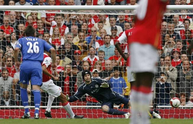 Gilberto Silva (Arsenal) erzielt den Treffer zum 1:0 gegen Torwart Petr Cech (Chelsea) - EDITORIAL USE ONLY. No use with unauthorised audio, video, data, fixture lists, club league logos or live services. Online in-match use limited to 120 images, no video emulation. No use in betting, games or single club league player publications. Fußball Herren English Premier League 2006 2007, 1. Englische Liga, Arsenal FC London - Chelsea FC London Gruppe London Fußball Herren English Premier League 2006 2007, 1. Englische Liga, Arsenal FC London - Chelsea FC London Gruppe London