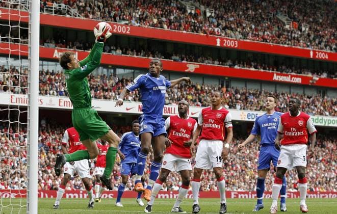Torwart Jens Lehmann (Arsenal) gegen Salomon Kalou (Chelsea) - EDITORIAL USE ONLY. No use with unauthorised audio, video, data, fixture lists, club league logos or live services. Online in-match use limited to 120 images, no video emulation. No use in betting, games or single club league player publications. Fußball Herren English Premier League 2006 2007, 1. Englische Liga, Arsenal FC London - Chelsea FC London Gruppe London Dynamik, Abwehr, Fußball Herren English Premier League 2006 2007, 1. Englische Liga, Arsenal FC London - Chelsea FC London Gruppe London Dynamik, Abwehr,