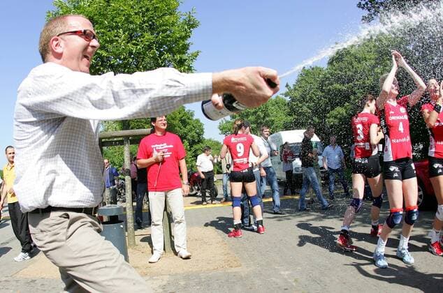 Deutscher Meister 2007 - Präsident Wolfgang Söllner (Dresden) läßt die Korken knallen Volleyball 1. BL Damen Saison 2006 2007, Dresdner SC, DSC Einzelbild Hamburg Freude, Begeisterung, Volleyball 1. BL Damen Saison 2006 2007, Dresdner SC, DSC Einzelbild Hamburg Freude, Begeisterung,