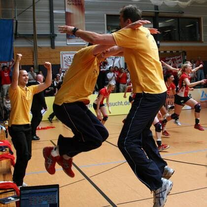 Deutscher Meister 2007 - Trainer Arnd Ludwig (re.) und Co Trainer Uli Rath (beide Dresden) sind völlig aus dem Häuschen Volleyball 1. BL Damen Saison 2006 2007, Dresdner SC, DSC Gruppe Hamburg Freude, Begeisterung, Volleyball 1. BL Damen Saison 2006 2007, Dresdner SC, DSC Gruppe Hamburg Freude, Begeisterung,