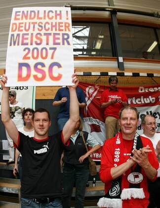 Dresdner Fans feuern ihr Team an - Endlich! Deutscher Meister 2007 DSC Volleyball 1. BL Damen Saison 2006 2007, Dresdner SC, DSC, Dresden Gruppe Hamburg Volleyball 1. BL Damen Saison 2006 2007, Dresdner SC, DSC, Dresden Gruppe Hamburg