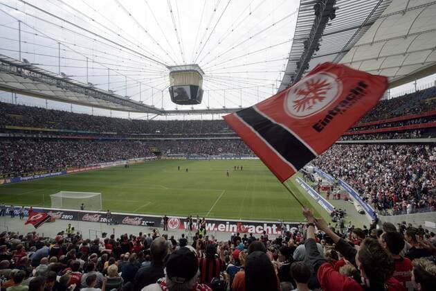 Wappentier auf einer Fahne in der ausverkauften Commerzbank Arena, Heimspielstätte von Eintracht Frankfurt Fußball 1. BL Herren Saison 2006 2007, Eintracht Frankfurt, Totale CommerzbankArena, Talisman, Glücksbringer Frankfurt M., Maskottchen Fußball 1. BL Herren Saison 2006 2007, Eintracht Frankfurt, Totale CommerzbankArena, Talisman, Glücksbringer Frankfurt M., Maskottchen