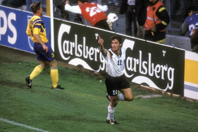 Karlheinz Riedle (Deutschland, re.) bejubelt das 1:3, Jan Eriksson (Schweden) enttäuscht daneben Fußball Länderspiel Herren EM 1992, Nationalmannschaft, Nationaltrikot, Schweden - Deutschland 2:3, Halbfinale, Vdia Gruppe Stockholm Freude, Fußball Länderspiel Herren EM 1992, Nationalmannschaft, Nationaltrikot, Schweden - Deutschland 2:3, Halbfinale, Vdia Gruppe Stockholm Freude,