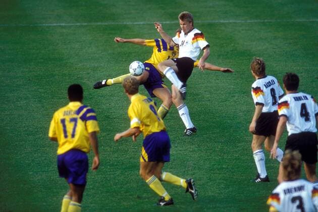 Thomas Helmer (Deutschland, hi.re.) klärt entschlossen Fußball Länderspiel Herren EM 1992, Nationalmannschaft, Nationaltrikot, Schweden - Deutschland 2:3, Halbfinale, Vdia Gruppe Stockholm Dynamik, Fußball Länderspiel Herren EM 1992, Nationalmannschaft, Nationaltrikot, Schweden - Deutschland 2:3, Halbfinale, Vdia Gruppe Stockholm Dynamik,