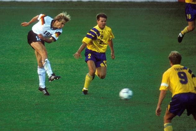 Jürgen Klinsmann (Deutschland, li.) gegen Roland Nilsson (Schweden) Fußball Länderspiel Herren EM 1992, Nationalmannschaft, Nationaltrikot, Schweden - Deutschland 2:3, Halbfinale, Vdia Gruppe Stockholm Dynamik, Fußball Länderspiel Herren EM 1992, Nationalmannschaft, Nationaltrikot, Schweden - Deutschland 2:3, Halbfinale, Vdia Gruppe Stockholm Dynamik,