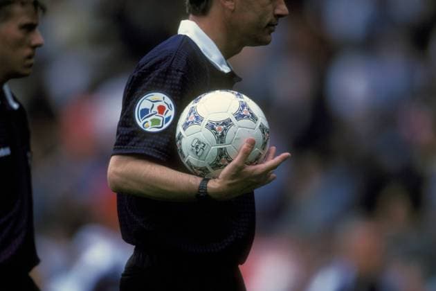 FIFA Schiedsrichter David Elleray (England) mit dem Adidas Questra Europa in der Hand Fußball Länderspiel Herren EM 1996, Nationalmannschaft, Gruppe C Einzelbild Ball Manchester Fußball Länderspiel Herren EM 1996, Nationalmannschaft, Gruppe C Einzelbild Ball Manchester