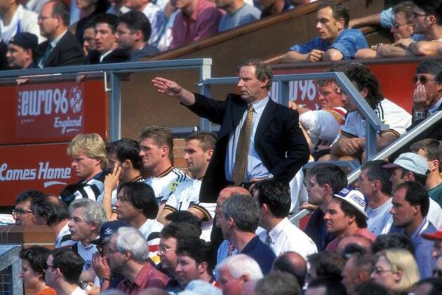 Bundestrainer Berti Vogts (Deutschland, Mitte) gibt Anweisungen Fußball Länderspiel Herren EM 1996, Nationalmannschaft, Gruppe C Totale Manchester Fußball Länderspiel Herren EM 1996, Nationalmannschaft, Gruppe C Totale Manchester