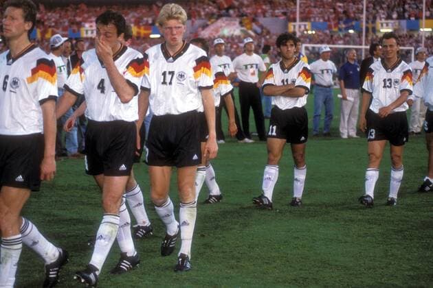 Fußball, EM Finale 1992 in Göteborg, Dänemark - Deutschland 2:0 Deutschland v.li.: Guido Buchwald, Jürgen Kohler, Stefan Effenberg, Karlheinz Riedle und Andreas Thom enttäuscht nach der Finalniederlage Fußball Länderspiel Herren EM 1992, Nationalmannschaft, Nationaltrikot, Vdia Gruppe Finale Endspiel Göteborg Verzweiflung, Fußball Länderspiel Herren EM 1992, Nationalmannschaft, Nationaltrikot, Vdia Gruppe Finale Endspiel Göteborg Verzweiflung,