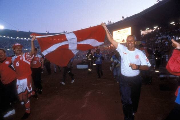 Siegesfeier Europameister 1992 Dänemark: Nationaltrainer Richard Möller Nielsen (re.) und Kim Christofte mit der Nationalfahne auf der Ehrenrunde Fußball Länderspiel Herren EM 1992, Nationalmannschaft, Nationaltrikot, Finale Endspiel, Vdia Gruppe Göteborg Freude, Begeisterung, Fußball Länderspiel Herren EM 1992, Nationalmannschaft, Nationaltrikot, Finale Endspiel, Vdia Gruppe Göteborg Freude, Begeisterung,