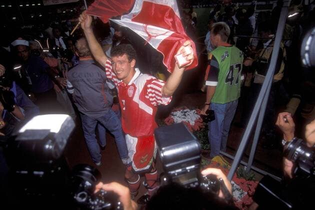 Fußball, EM Finale 1992 in Göteborg, Dänemark - Deutschland 2:0 Siegesfeier Europameister 1992 Dänemark: John Faxe Jensen mit der Nationalfahne zwischen den Fotografen auf der Ehrenrunde Fußball Länderspiel Herren EM 1992, Nationalmannschaft, Nationaltrikot, Finale Endspiel, Vdia Gruppe Göteborg Freude, Begeisterung, Fußball Länderspiel Herren EM 1992, Nationalmannschaft, Nationaltrikot, Finale Endspiel, Vdia Gruppe Göteborg Freude, Begeisterung,