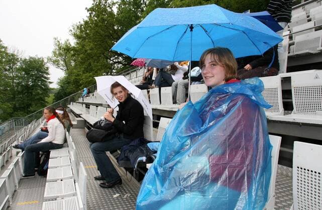 Zuschauer trotzen bei den Qatar Telecom German Open 2007 dem Regen und schützen sich mit Regenschirmen Tennis Damen Qatar Telecom German Open 2007, WTA Tour Gruppe Berlin o0 Wetter, Witterungsbedingungen Tennis Damen Qatar Telecom German Open 2007, WTA Tour Gruppe Berlin o0 Wetter, Witterungsbedingungen